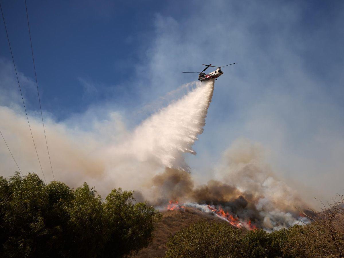 Descontrolado incendio en el noroeste de Los Ángeles consume 10,000 acres