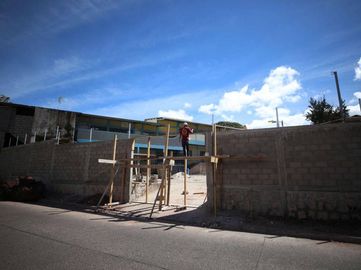 El muro del CEB Juan Ramón Molina está siendo construido.