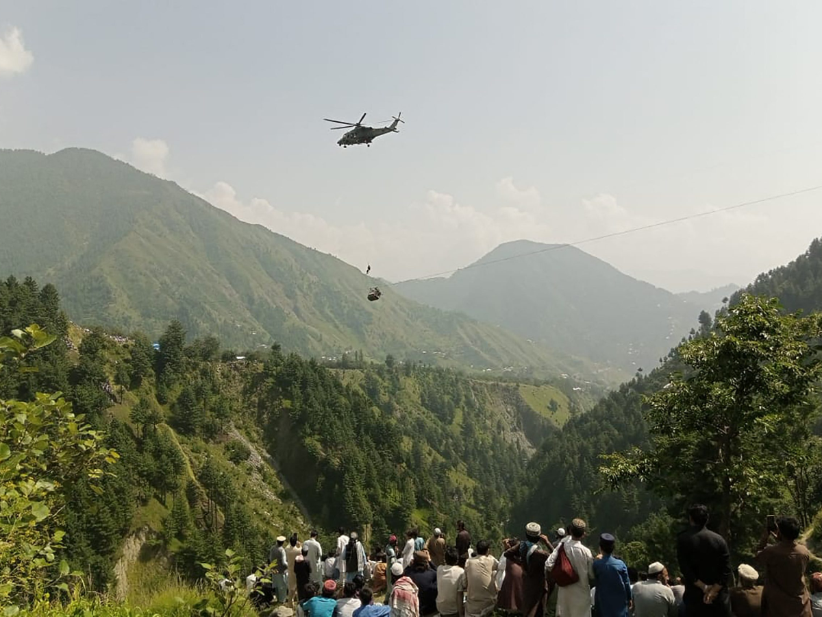 Con helicóptero y tirolina rescatan a ocho personas de un teleférico en Pakistán