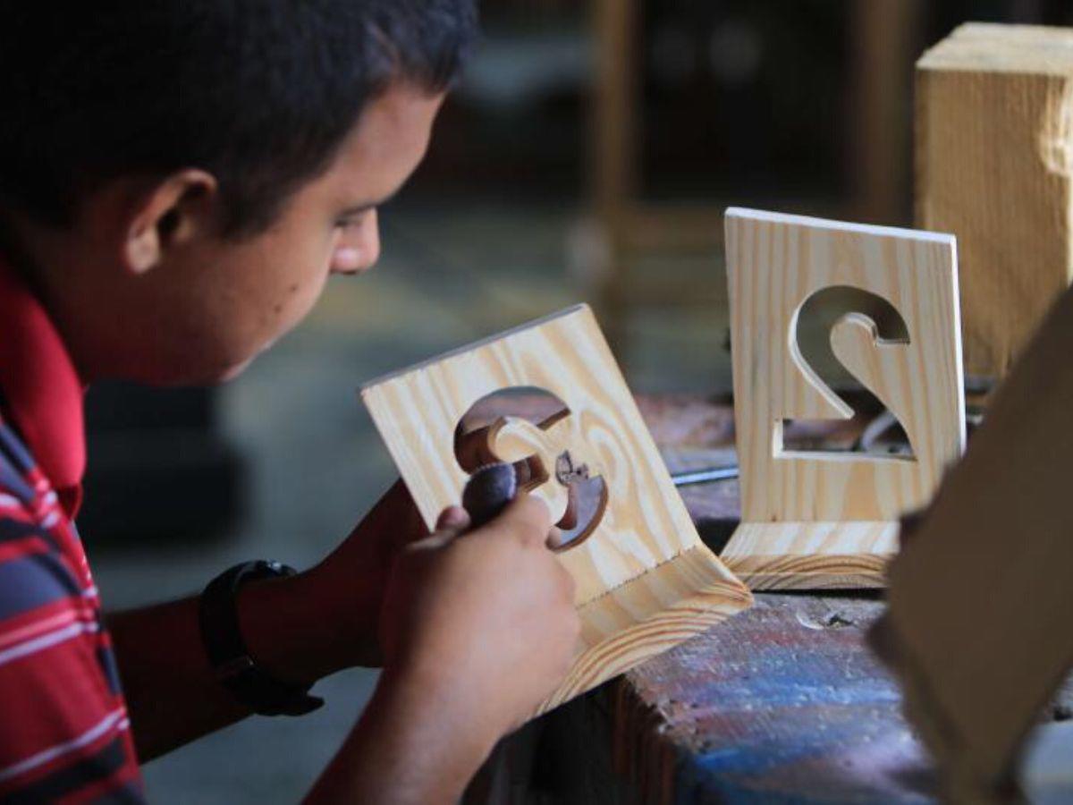 Con atención y cuidado, los estudiantes siguen las instrucciones.