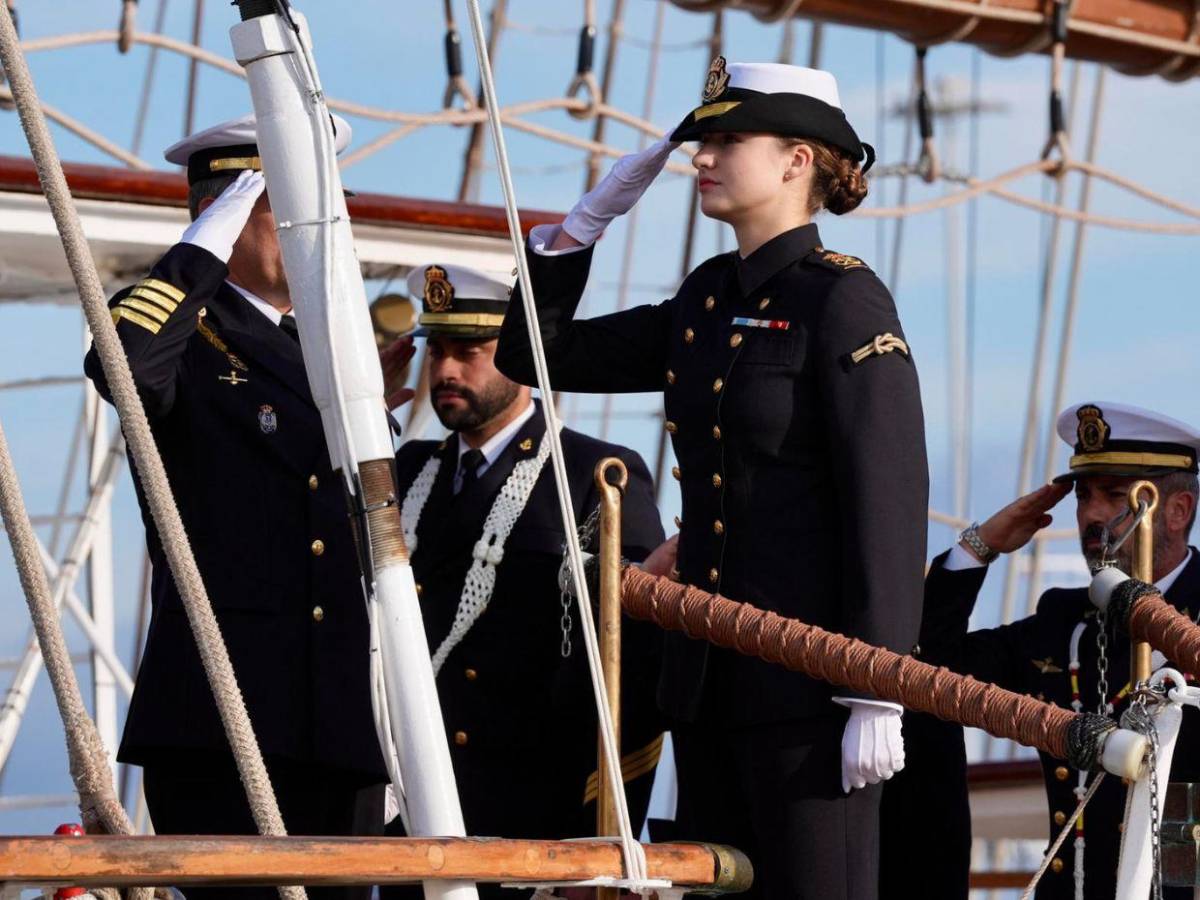 Princesa Leonor se embarca en el buque Elcano; estará en alta mar seis meses