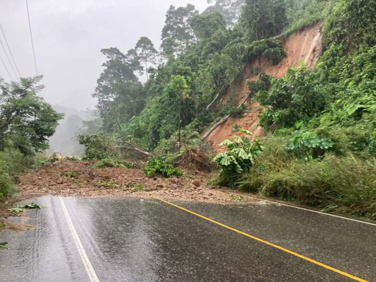 Habilitan paso en carretera tras derrumbe en Cuyamel, Omoa