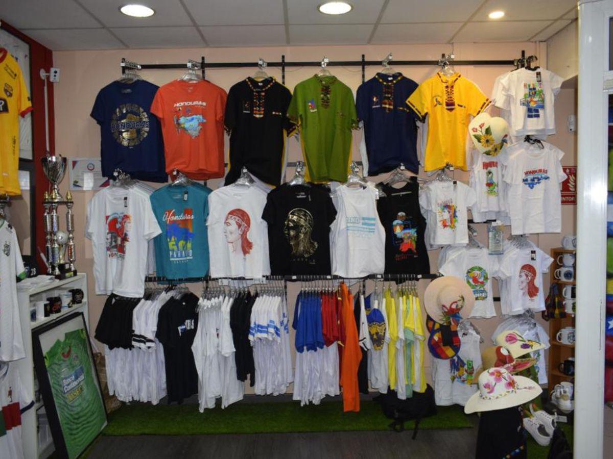 La tienda ofrece una variedad única de productos auténticos, desde camisas originales de todos los equipos de la Liga Nacional de Honduras hasta selecciones nacionales y souvenirs.