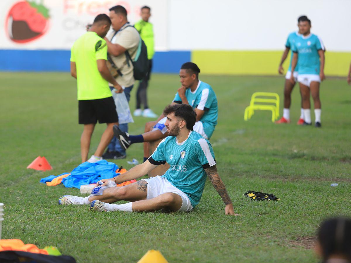 El Pistolero se aplicó hielo en su pierna y tuvo que abandonar el entrenamiento.