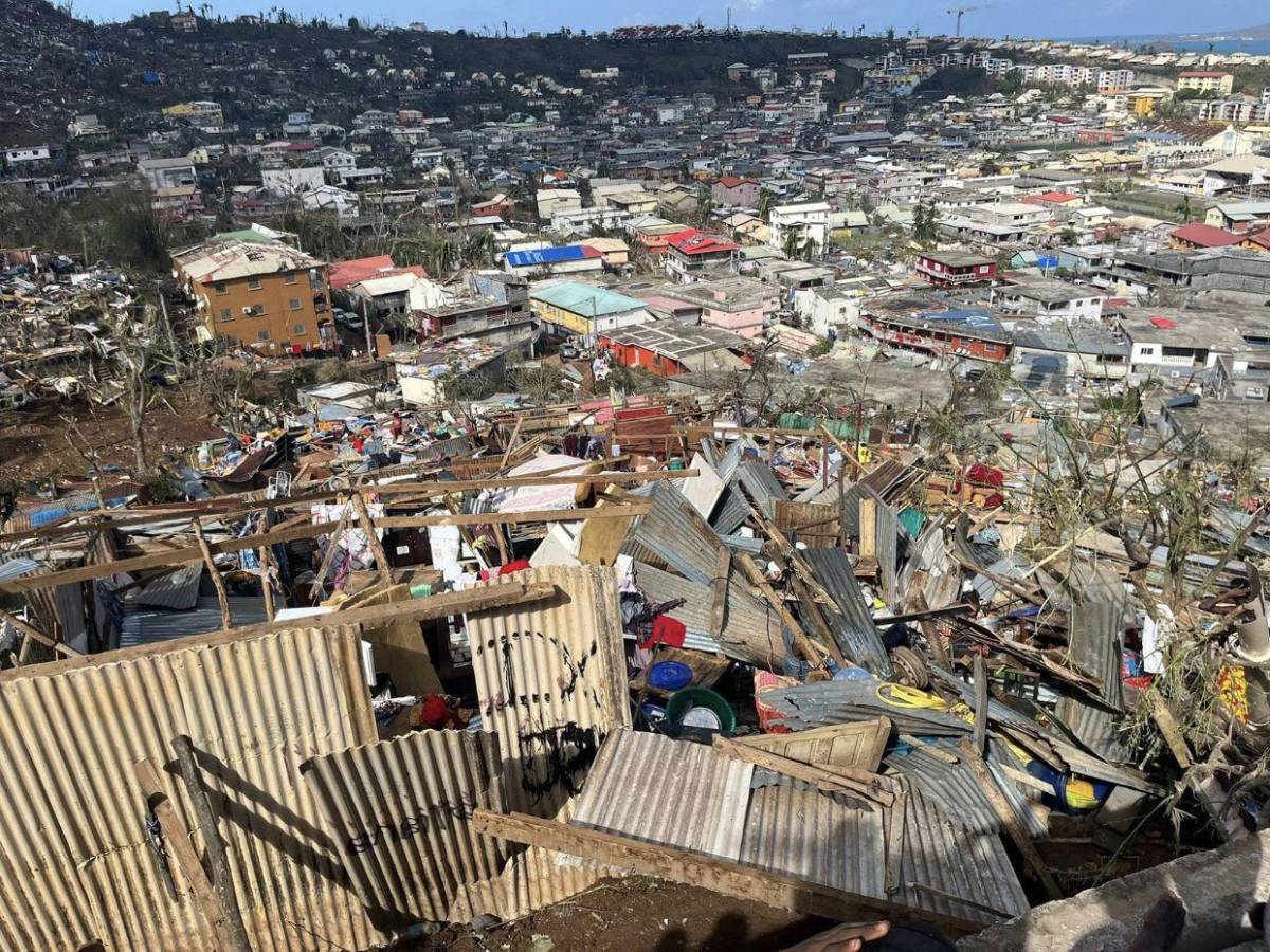 Decenas de muertos y desastres en casas en Mayotte, la isla más pobre de Francia