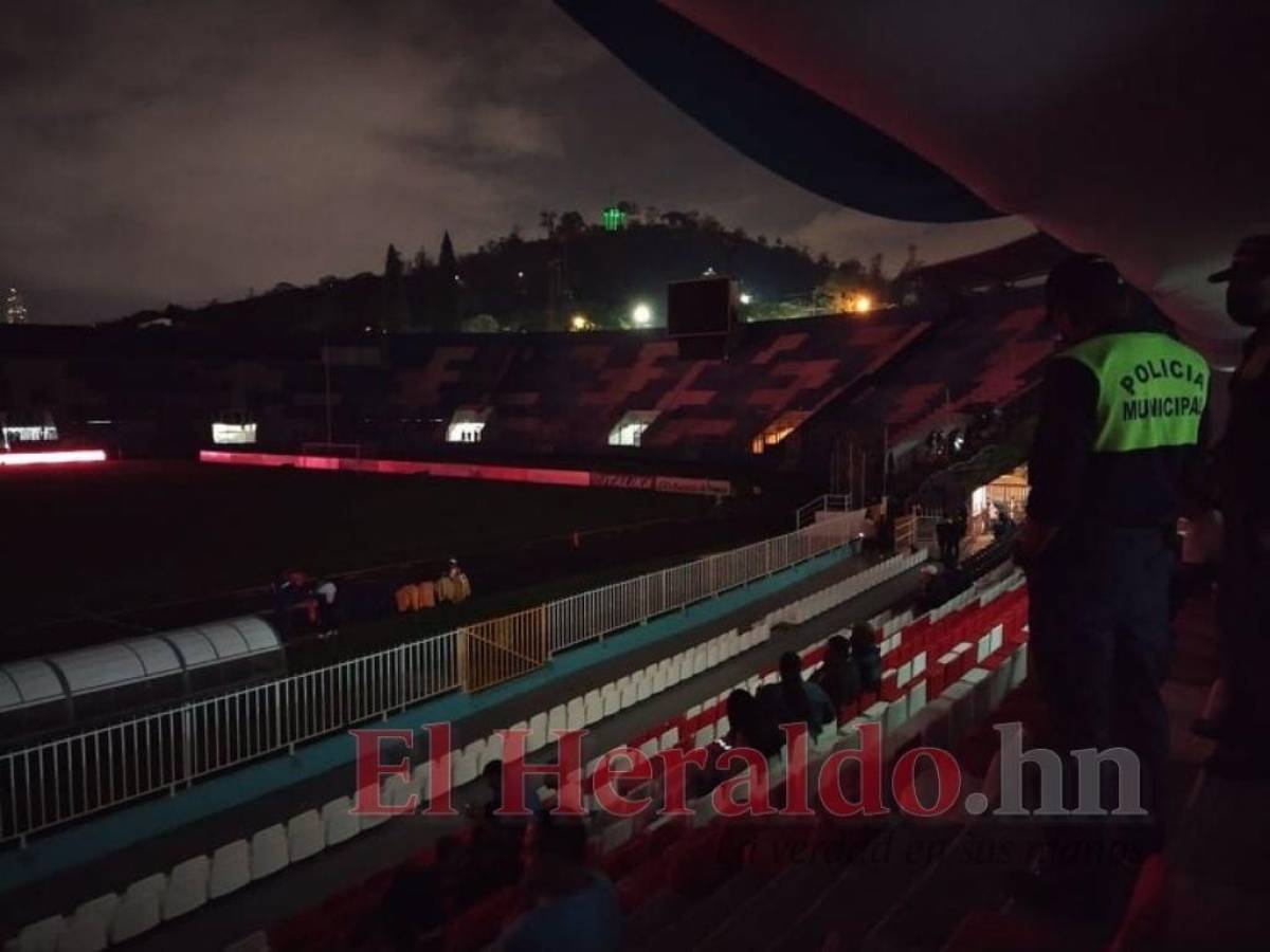 ¡Oscuridad total! Fluido eléctrico falló en el Estadio Nacional y retrasó el inicio del juego Motagua vs Real Sociedad