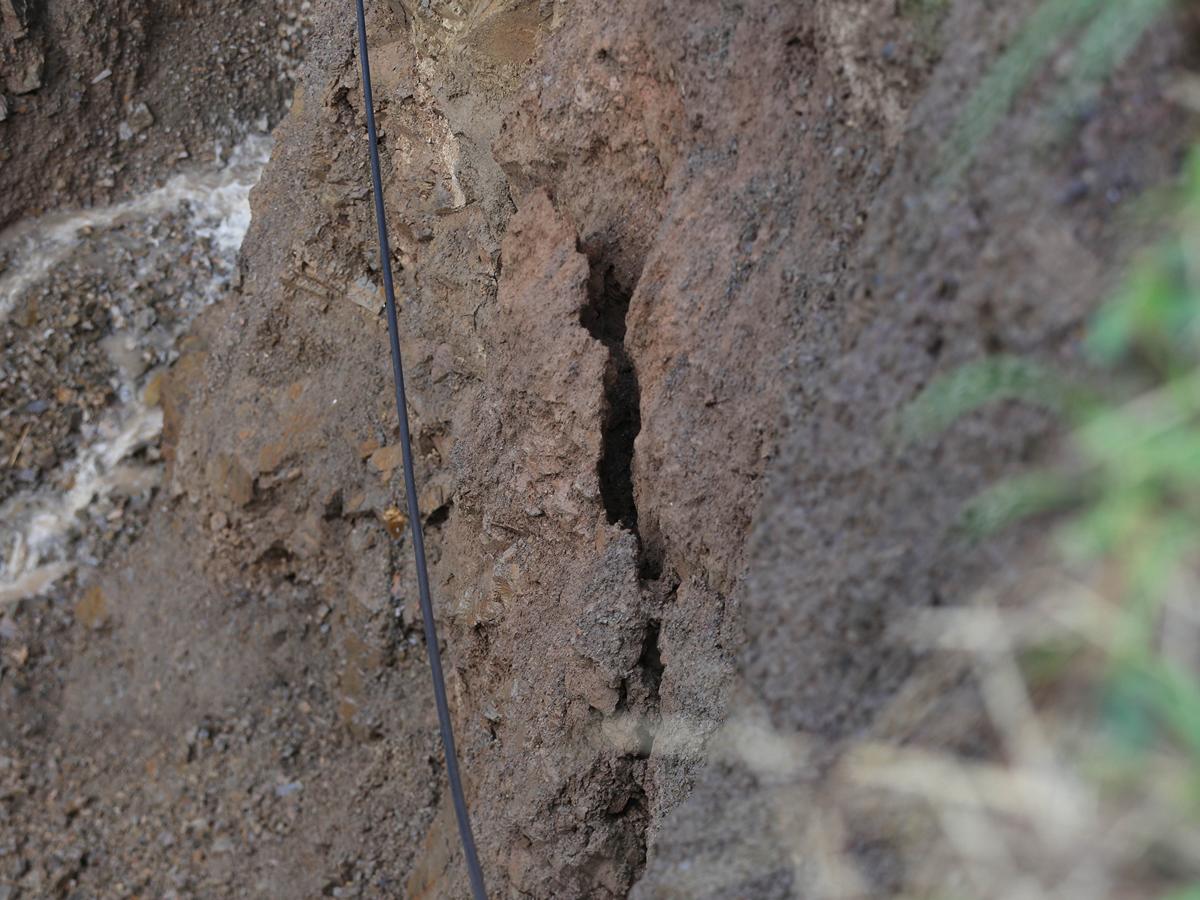 Así se aprecia el terreno en varios sectores donde la tierra ha cedido debido a los temblores.