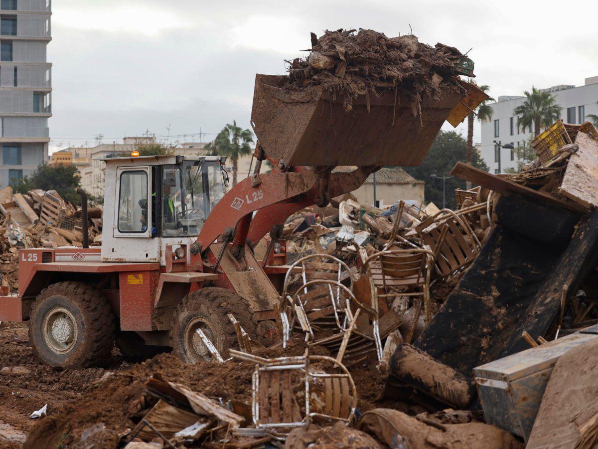 Muertes por la DANA suben a 217 en Valencia mientras siguen trabajos de limpieza