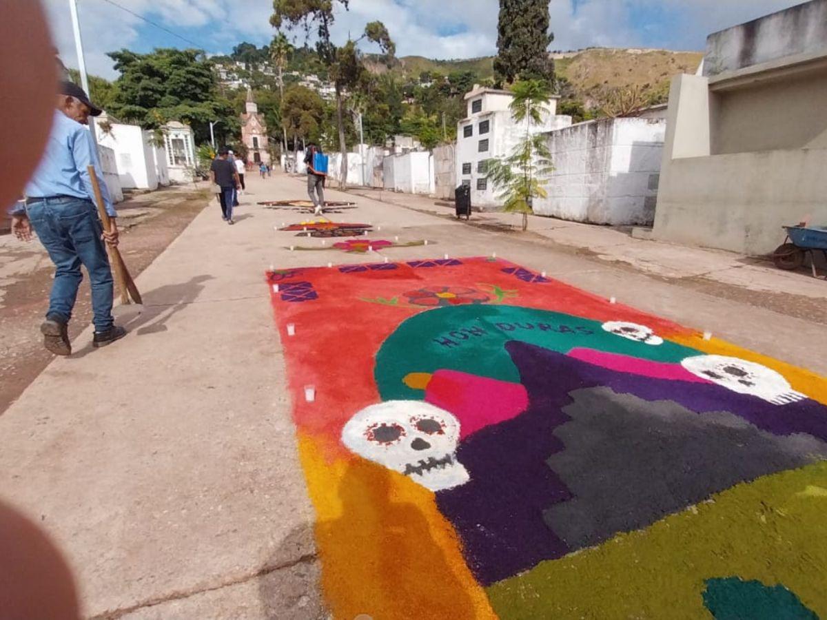 Las vistosas alfombras que decoraron el Cementerio General el Día de Difuntos