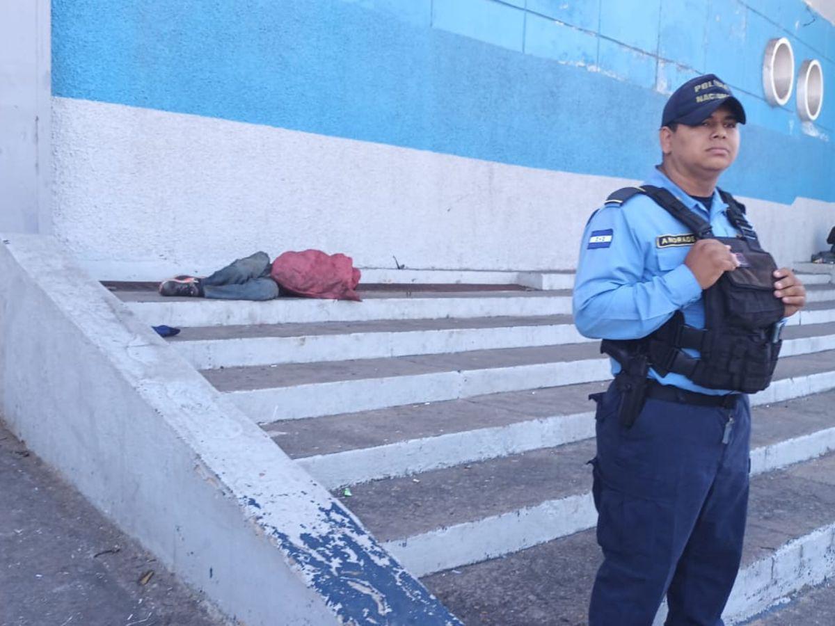 Indigente muere en la parte exterior del Estadio Nacional “Chelato” Uclés