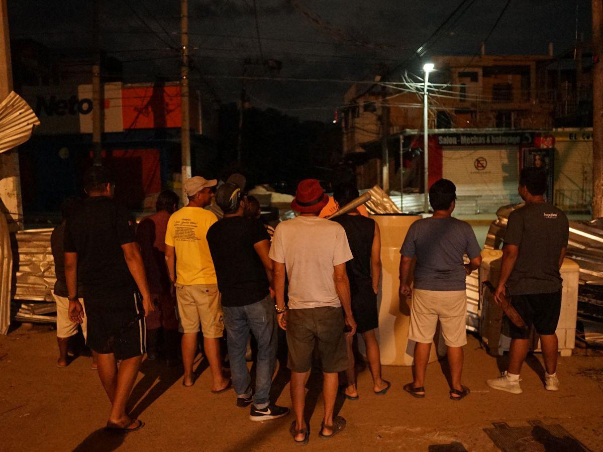 Habitantes previenen saqueos con machetes y barricadas en Acapulco