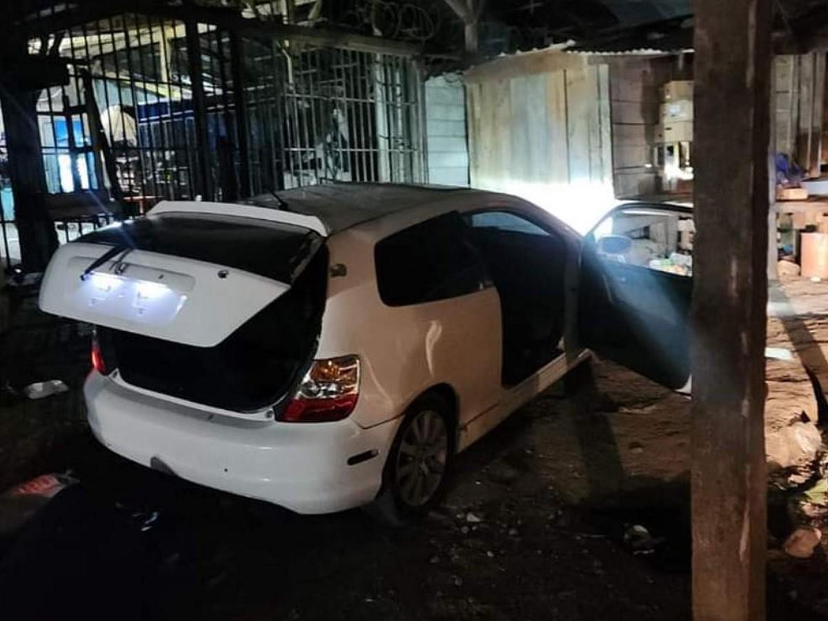 Los sospechosos se conducían en este carro sin placas, probablemente utilizados para actividades ilícitas.