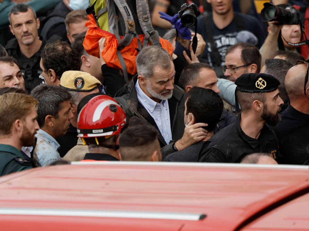 Con insultos y lodo reciben a los reyes de España en Valencia