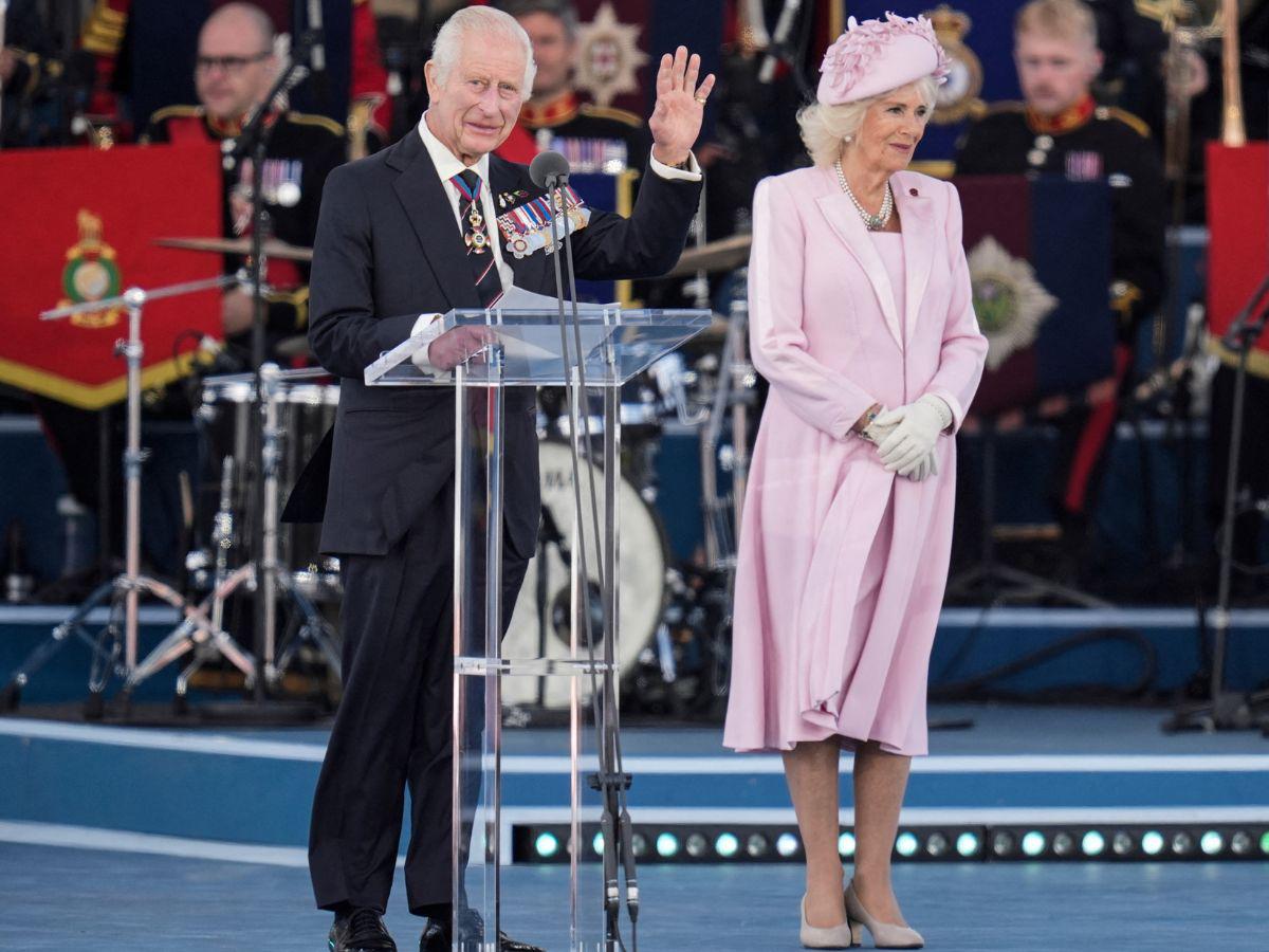 Carlos III pronuncia emotivo discurso en conmemoración del Día D en Inglaterra