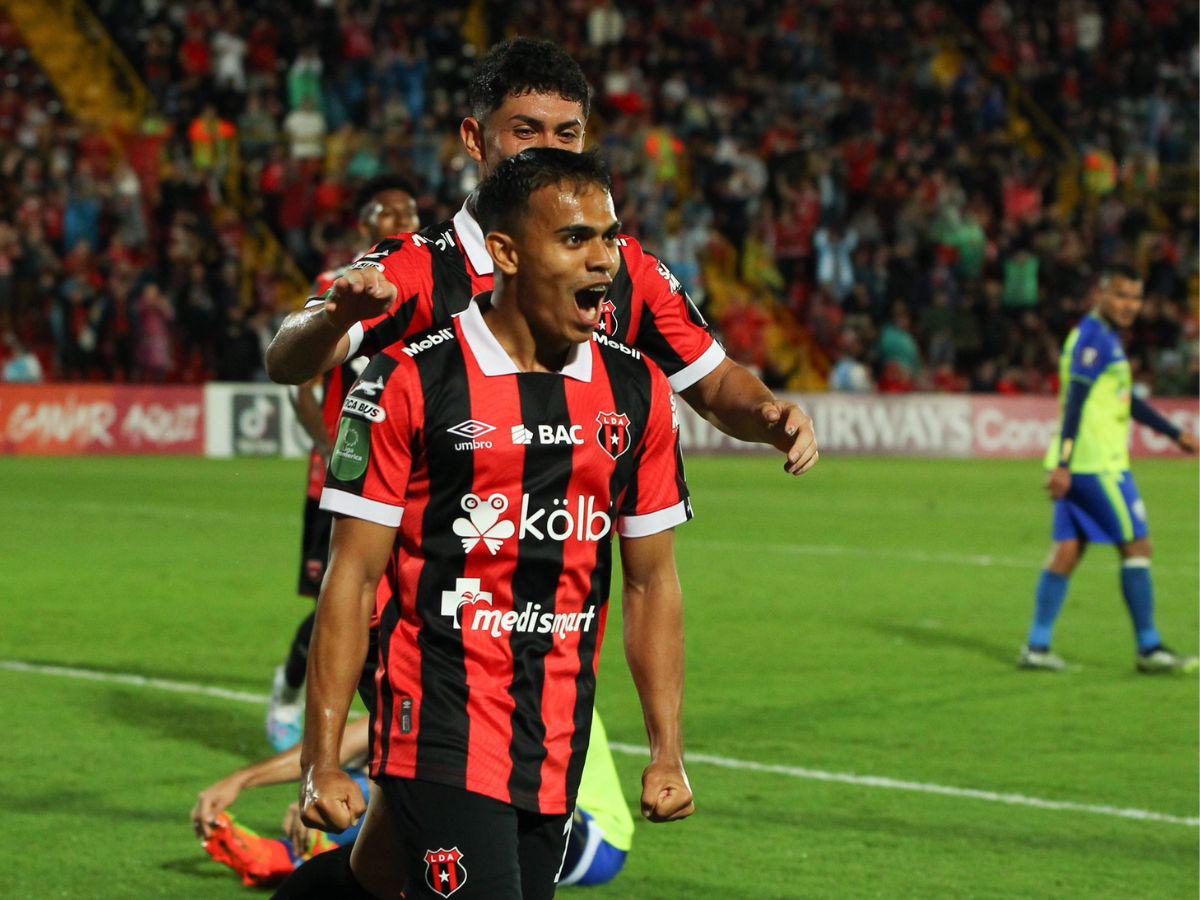 Aarón Suárez celebra tras anotar el único gol del juego.