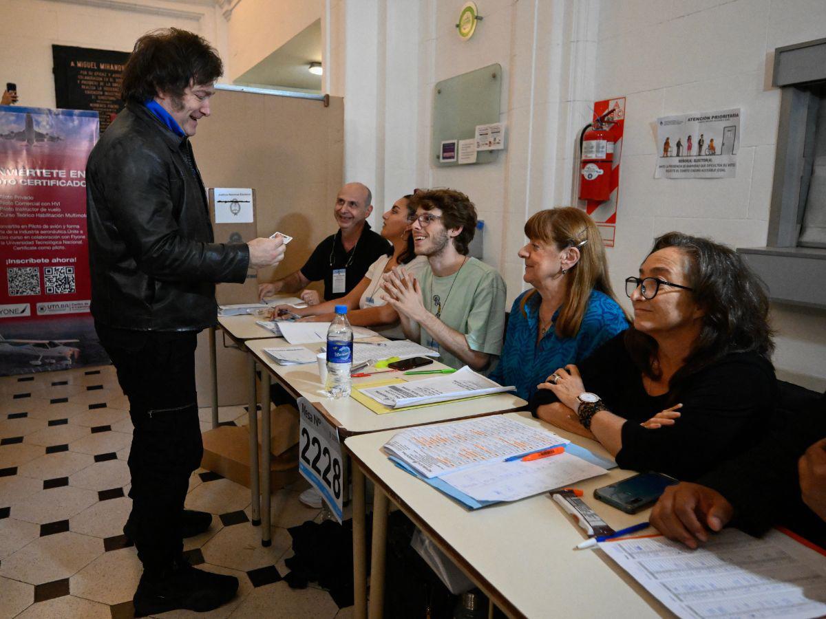 Argentinos acuden a elecciones para elegir a su nuevo presidente