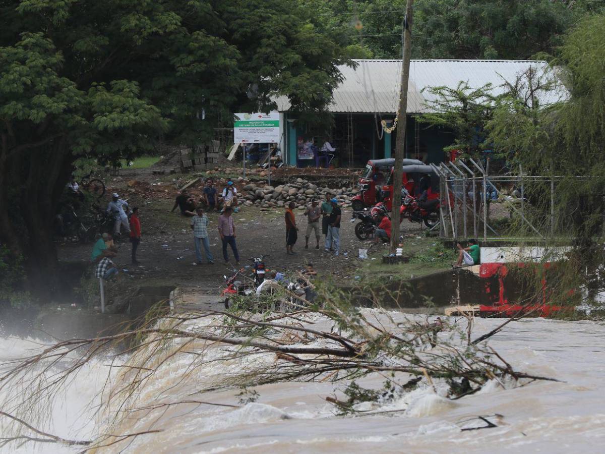 Comunidades incomunicadas en la zona sur por crecida de ríos tras lluvias