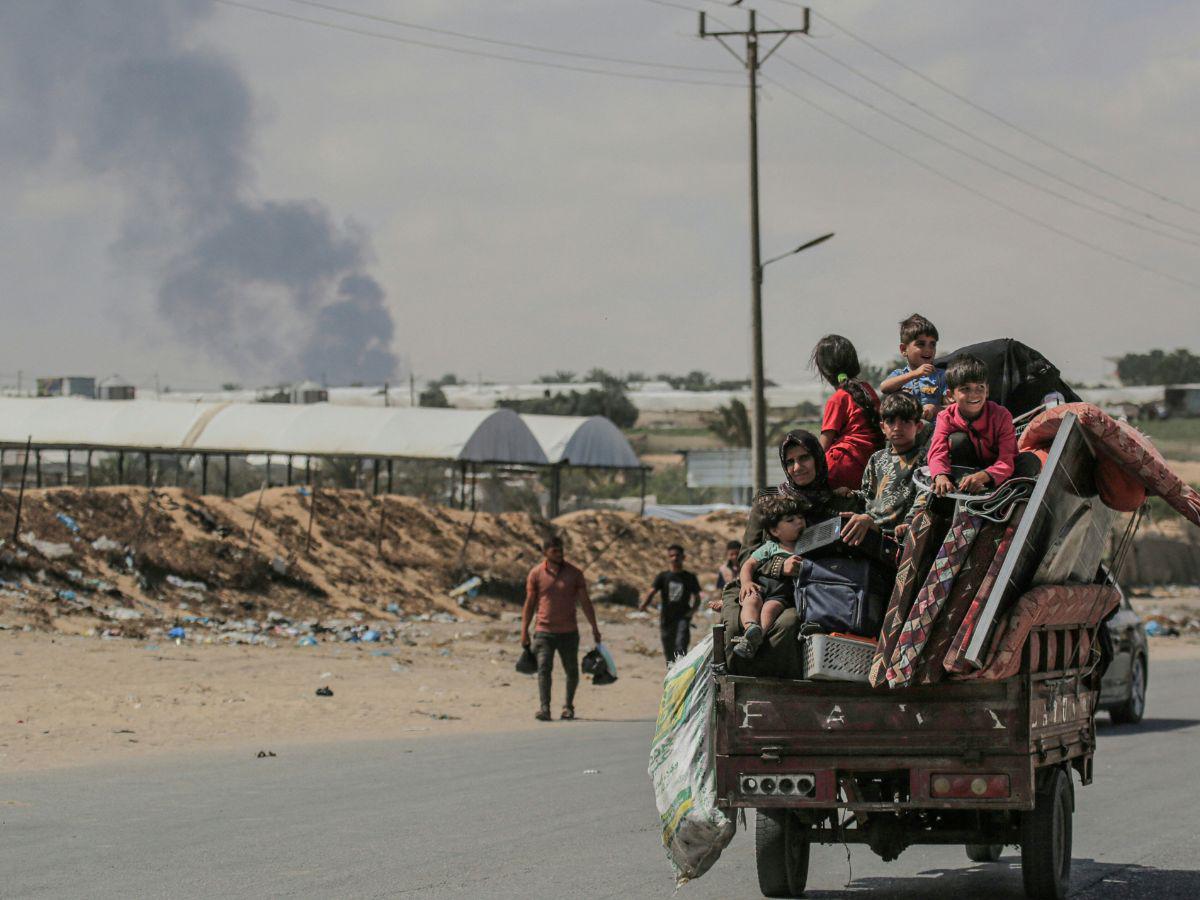 Israel intensifica bombardeo en Rafah tras tomar control corredor entre Gaza y Egipto
