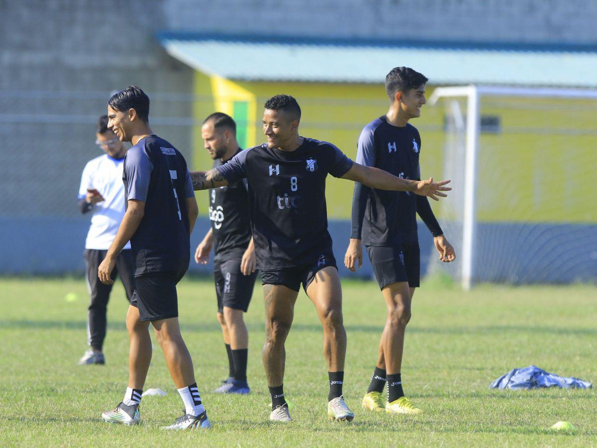 Pese a estar al borde del descenso, los futbolistas no han perdido la sonrisa.