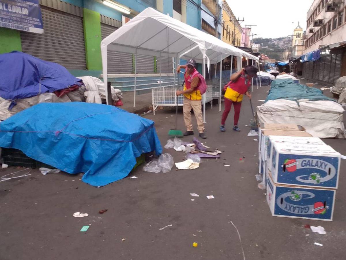 Llenas de basura amanecieron las calles de la capital tras la Nochebuena