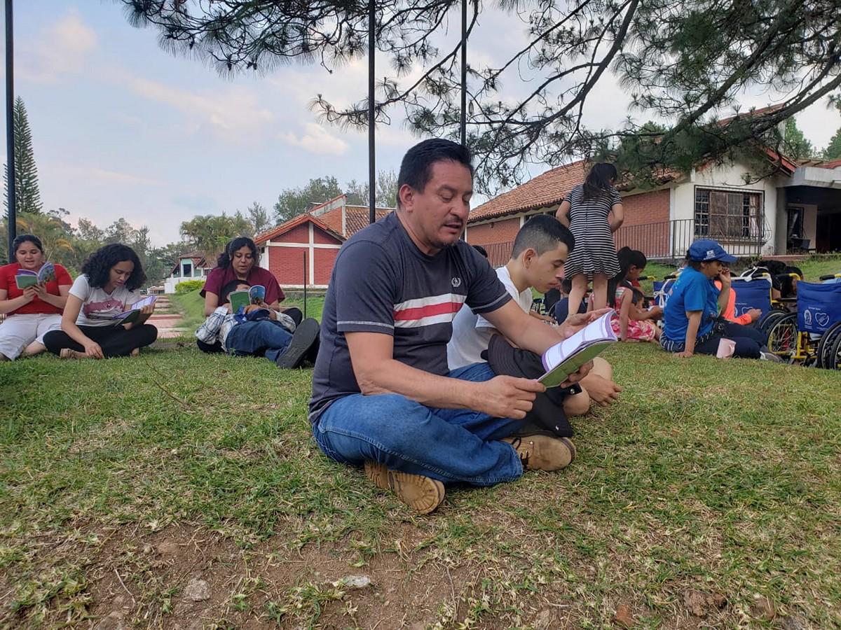 La institución no solo alberga a menores, sino a adultos que presentan capacidades especiales. Cada mañana los niños y jóvenes tienen su devocional para mantener sus almas alentadas.