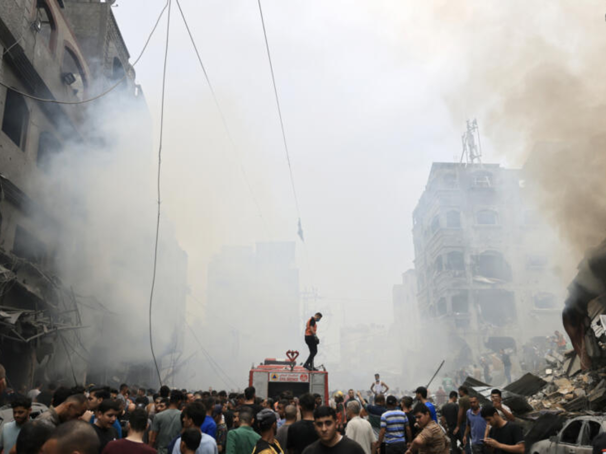 Palestinos en busca de sobrevivientes tras ataque aéreo de Israel en el campamento de refugiados de Jabalia.