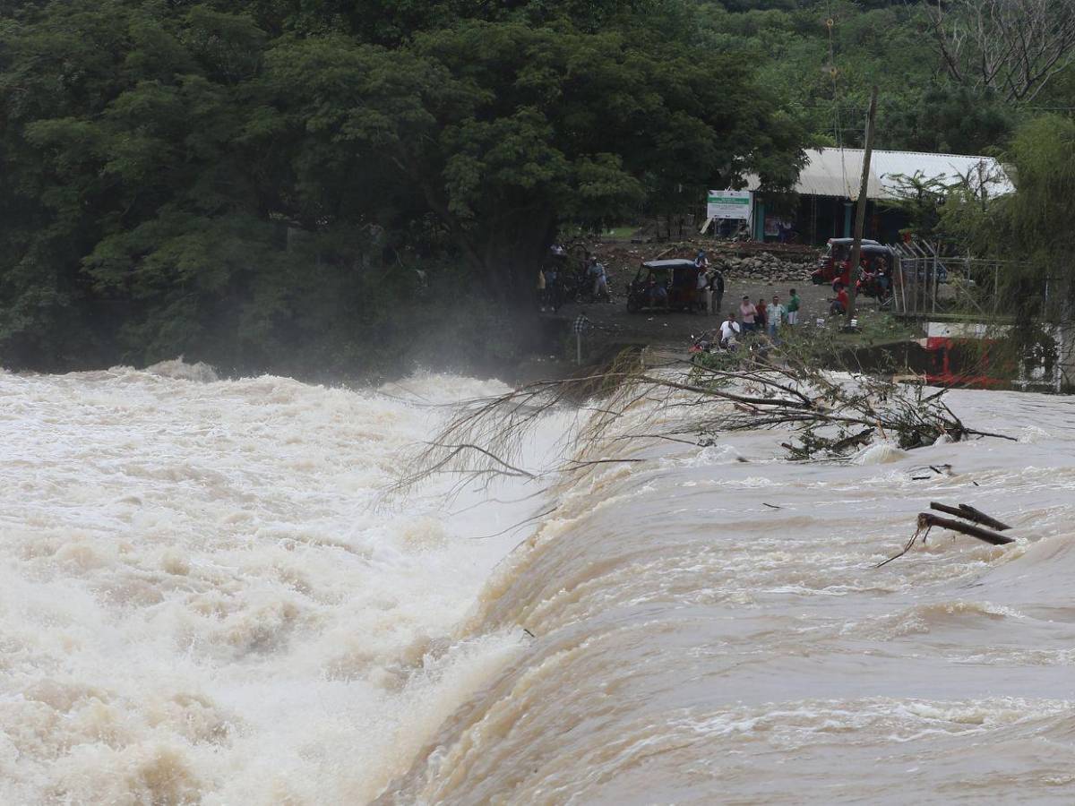 Comunidades incomunicadas en la zona sur por crecida de ríos tras lluvias