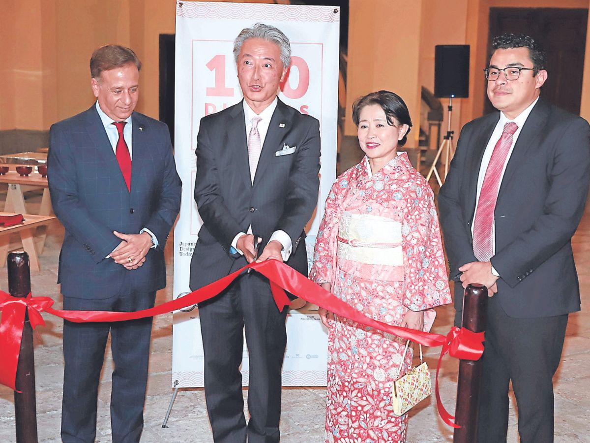 Thierry de Pierrefeu, Jun y Sahori Nakahara junto a Gerardo Torres durante el corte de cinta inaugural.