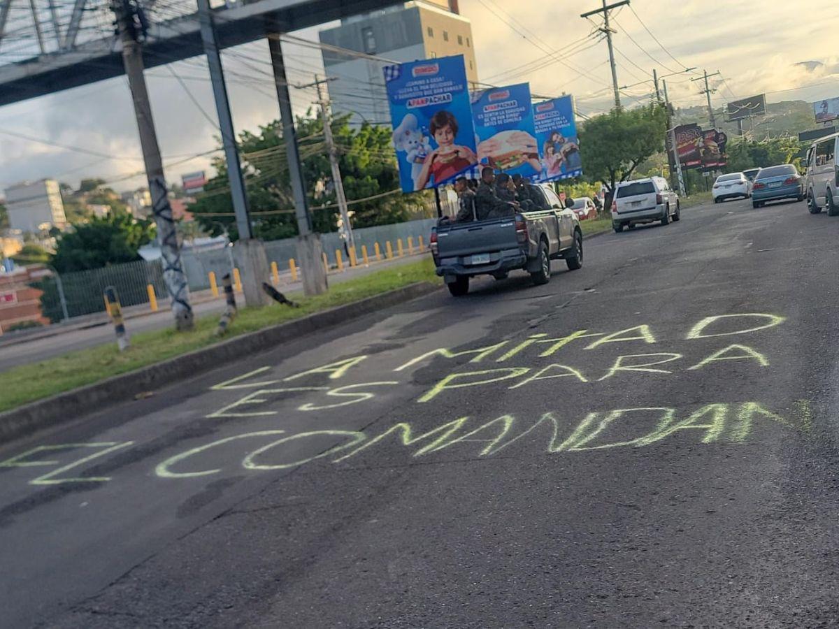 “La mitad es para el comandante”: la frase que amanece pintada en el bulevar FF AA