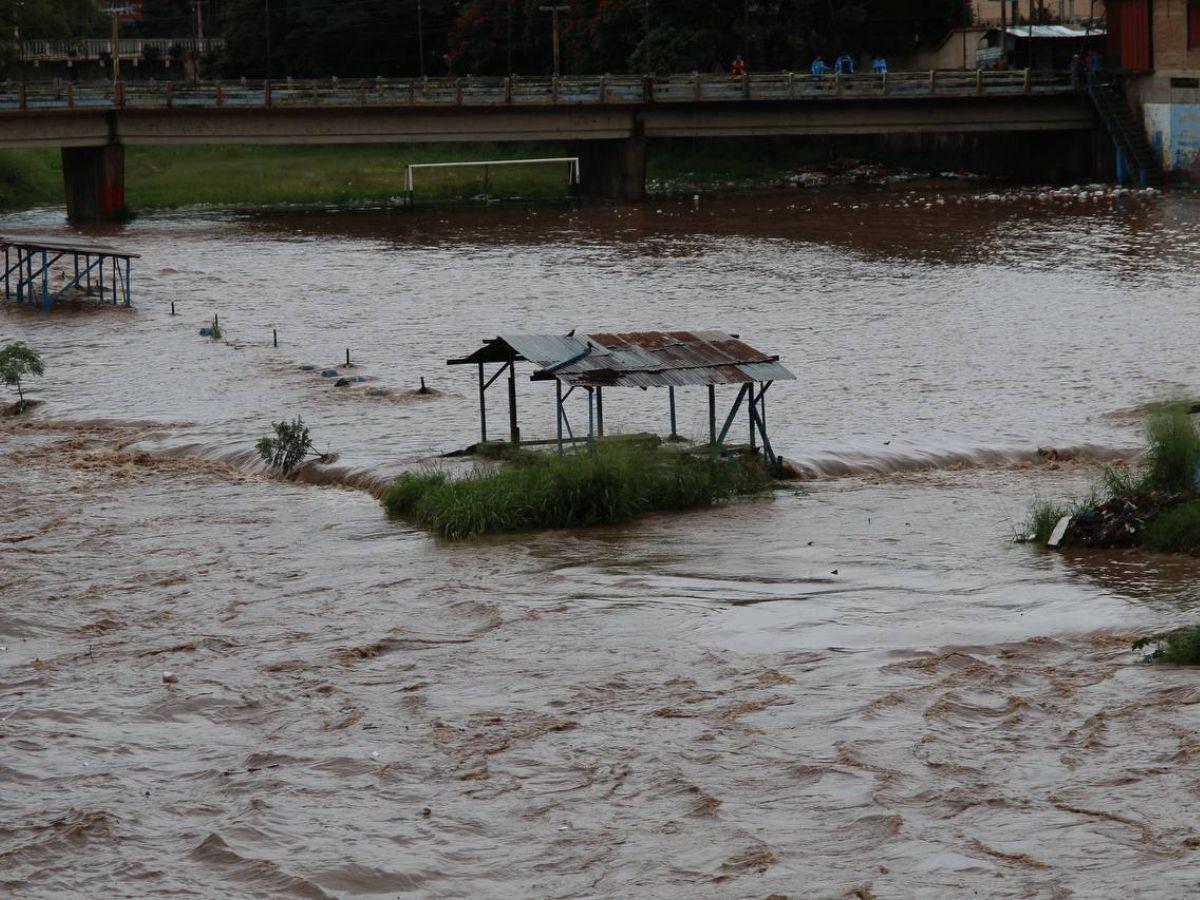 Evacuan a vendedores del mercado Primera Avenida por crecida del río Choluteca