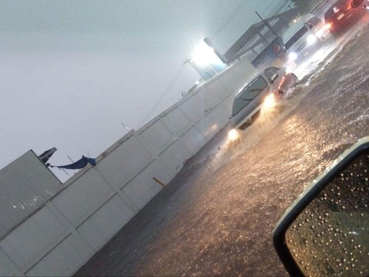 Fuertes lluvias en San Pedro Sula generan caos vial y cortes de energía