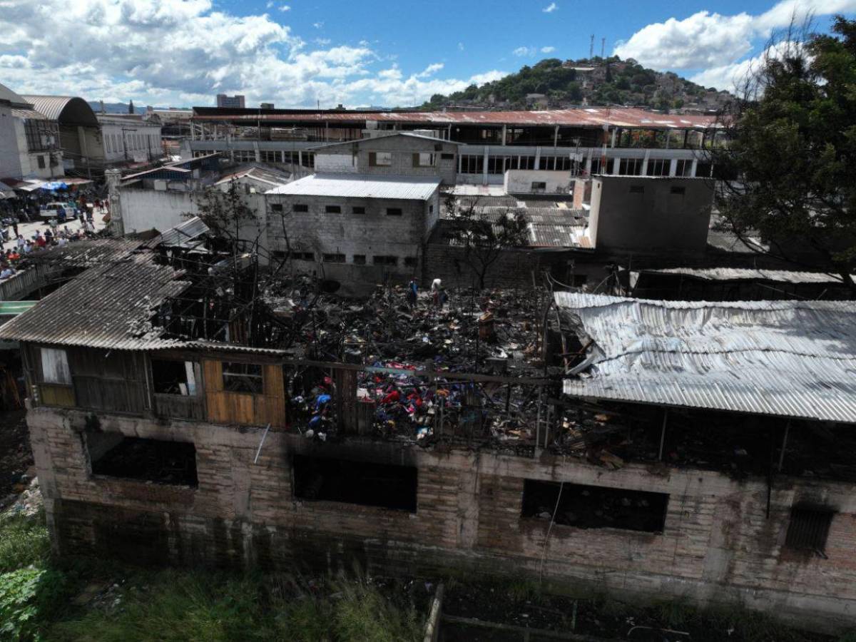 Inicia remoción de escombros en el mercado cercano al puente Carías de Comayagüela