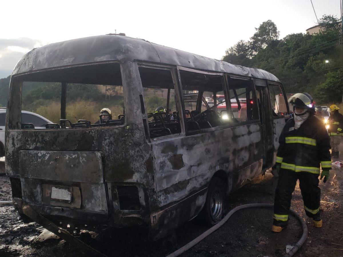 Los bomberos llegaron hasta el lugar para sofocar las llamas.