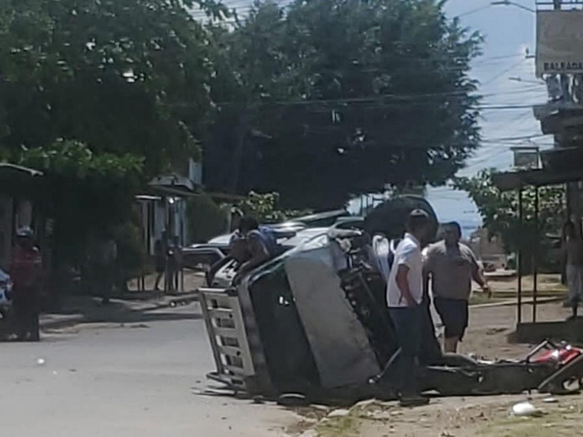 Vehículo a alta velocidad rebasa antes de estrellarse contra una moto en Danlí