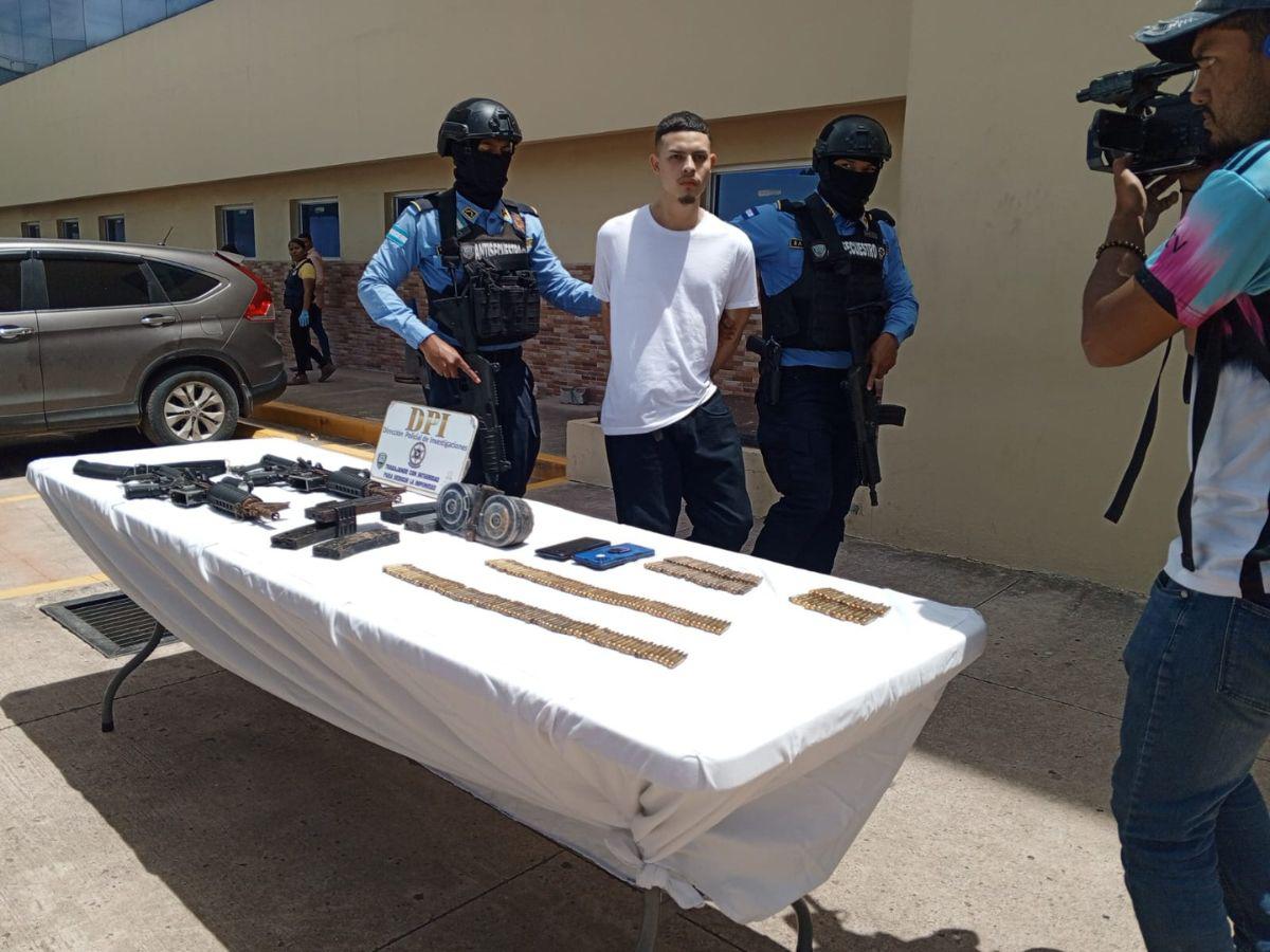 Capturan a “El Alfa”, supuesto miembro de la Pandilla 18 con dos fusiles AR-15