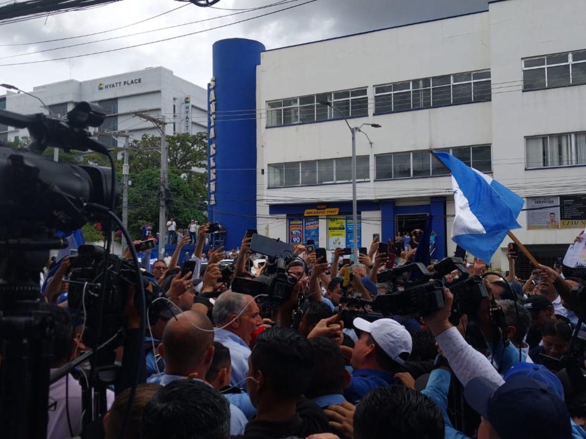 “No me detiene nadie”: Así fue la salida de Nasry ‘Tito’ Asfura tras resolución en audiencia