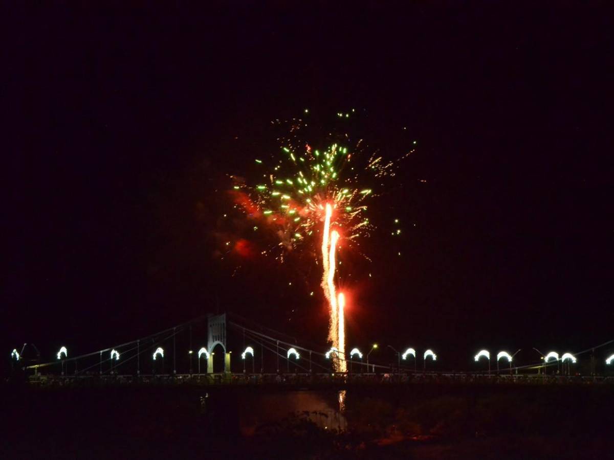 Así luce el icónico puente Choluteca con la llegada de Navidad