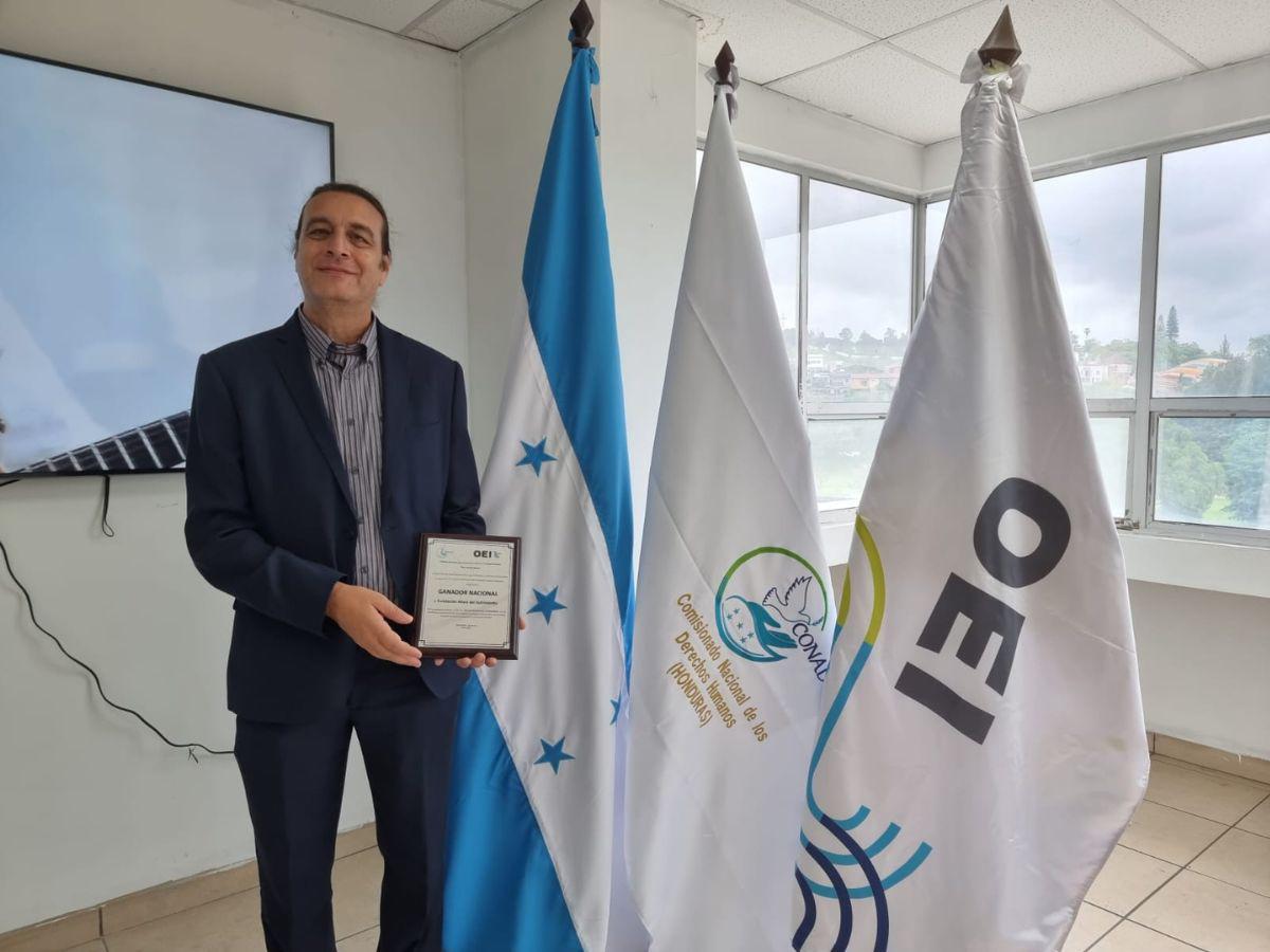 El representante de Fundación Alivio del Sufrimiento, ganador del tercer lugar.