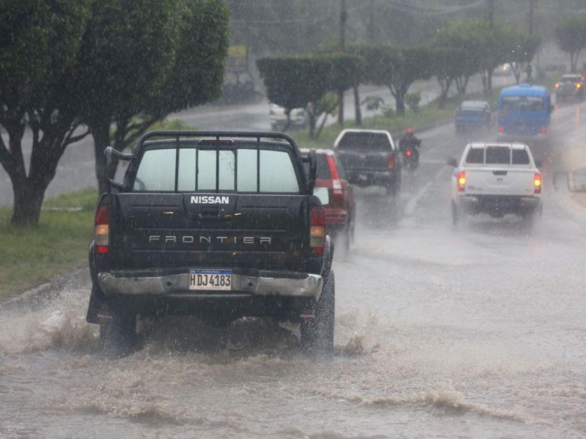 Tráfico colapsado y calles inundadas dejan fuertes lluvias registradas en varias zonas de Tegucigalpa