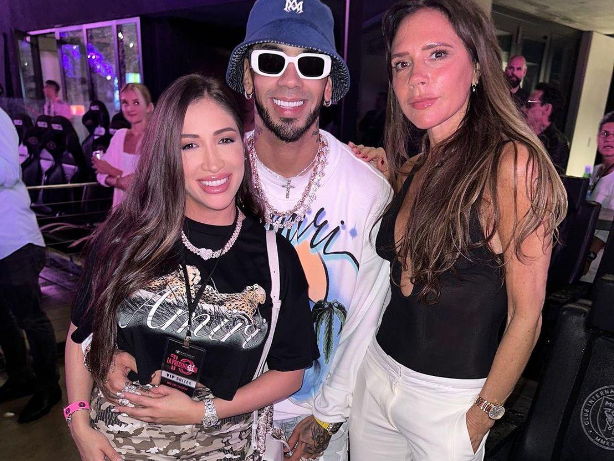 Anuel junto a Laury y Victoria Beckham en la presentación de Messi en el Inter de Miami.