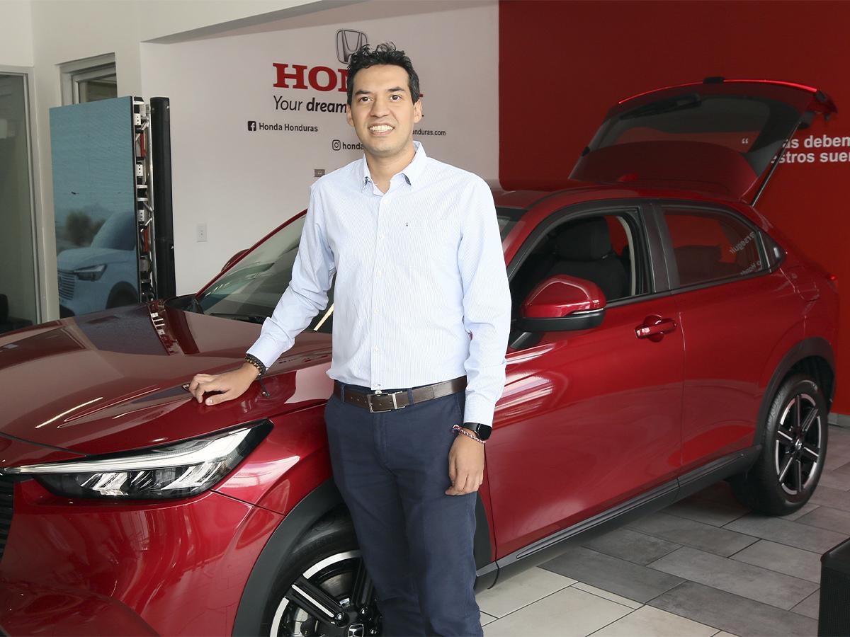 Hugo Flores, gerente de Mercadeo, destacando todas las cualidades de la nueva Honda HR-V.