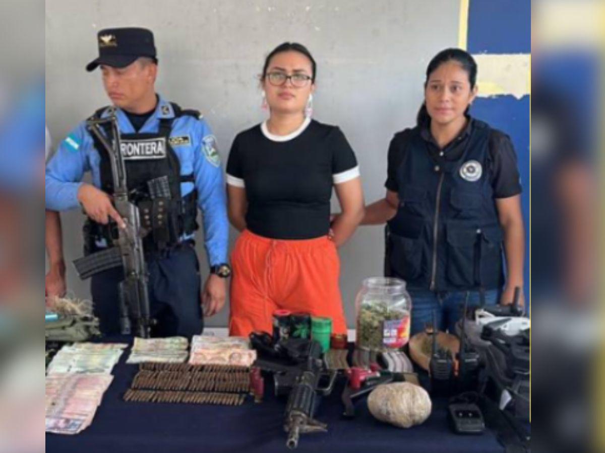 Capturan a mujer con armas, droga y fuerte suma de dinero en Ocotepeque