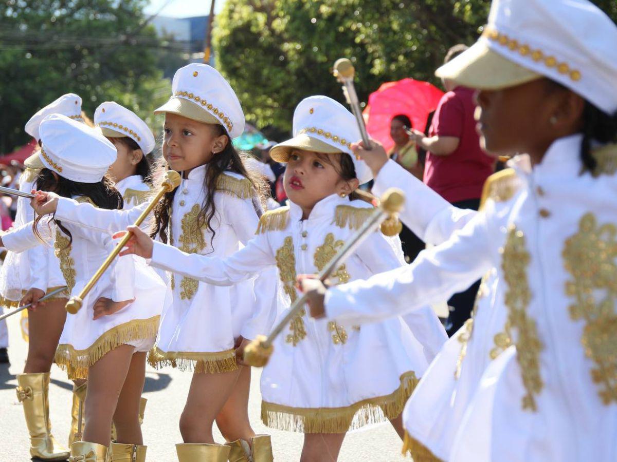 Encantadoras y coloridas: así lucieron las pequeñas palillonas de prebásica en la capital