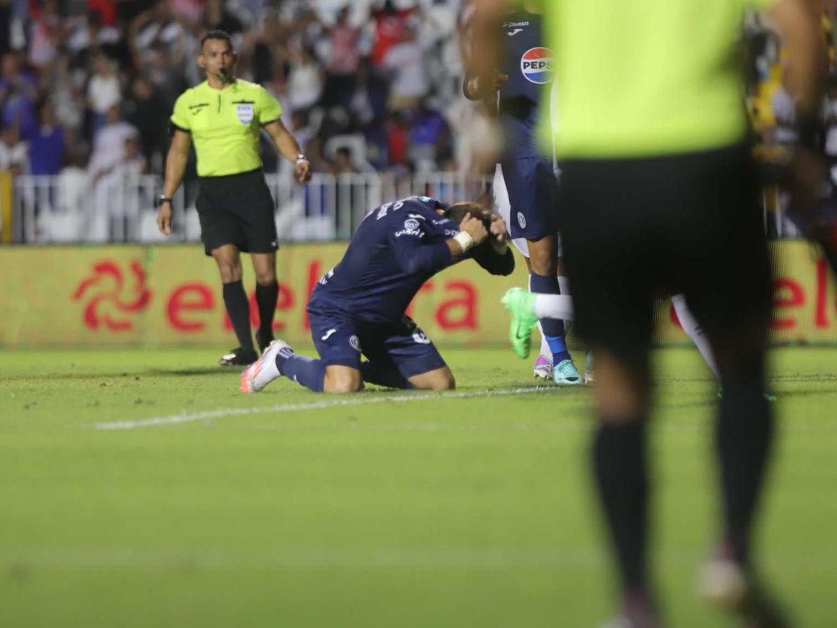 La rabia y tristeza invadió a Auzmendi tras errar el penal en el último minuto.