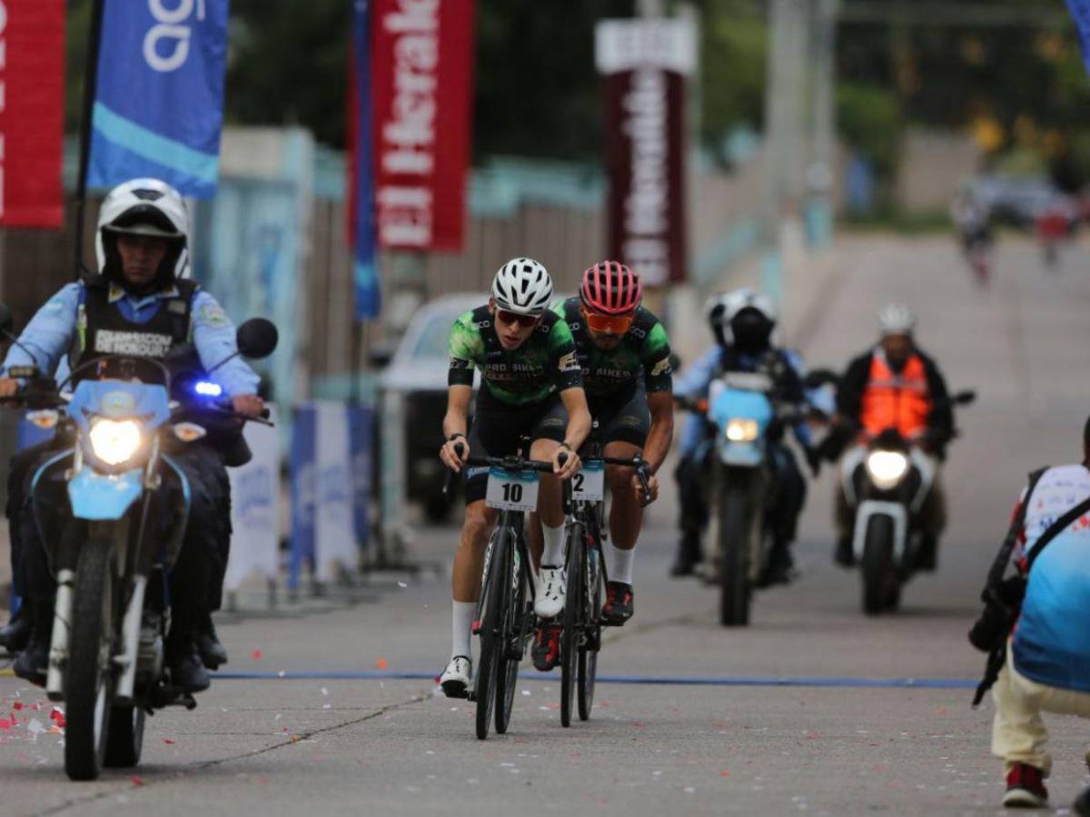 Familias apoyan a ciclistas en la Vuelta Ciclística EL HERALDO 2024