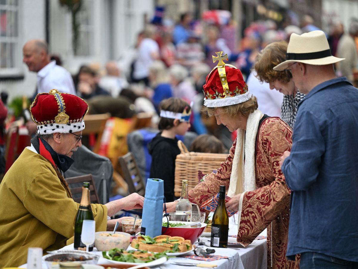 Con fiestas vecinales, británicos celebran segundo día de la coronación de Carlos III