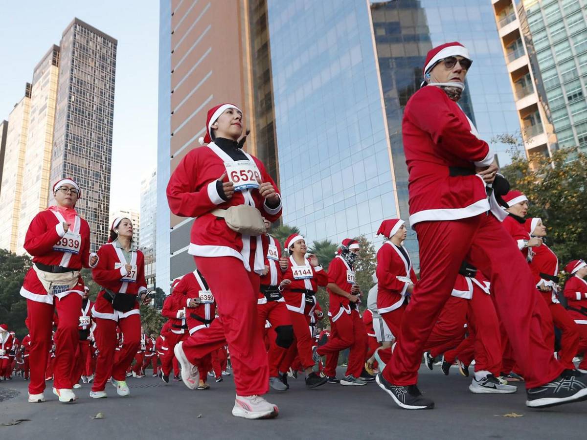 Cientos de Santa Claus invaden calles de Ciudad de México