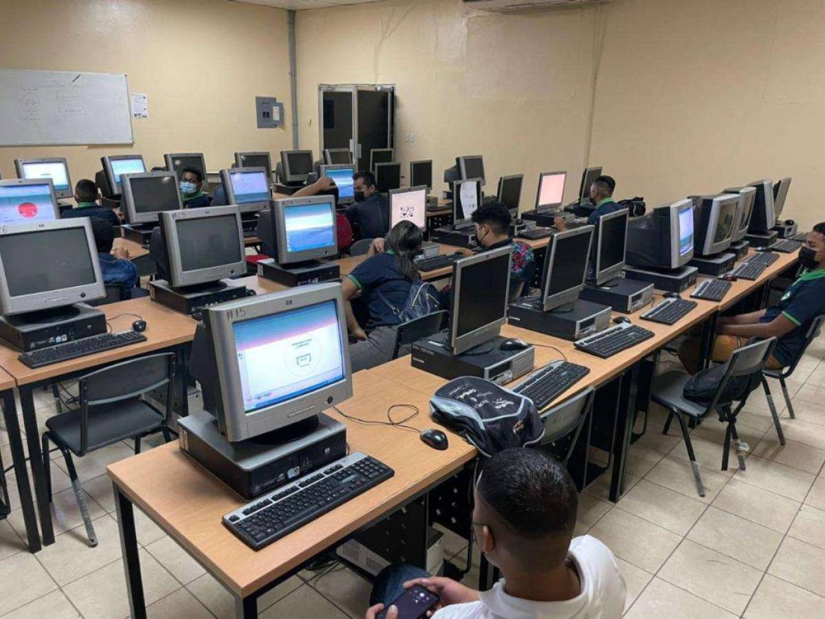 Viejo y obsoleto equipo de computación es el que utilizan los alumnos de la jornada nocturna del Instituto Técnico Luis Bográn, centro educativo que logra graduar entre diez y quince estudiantes, en promedio, en esa jornada educativa.