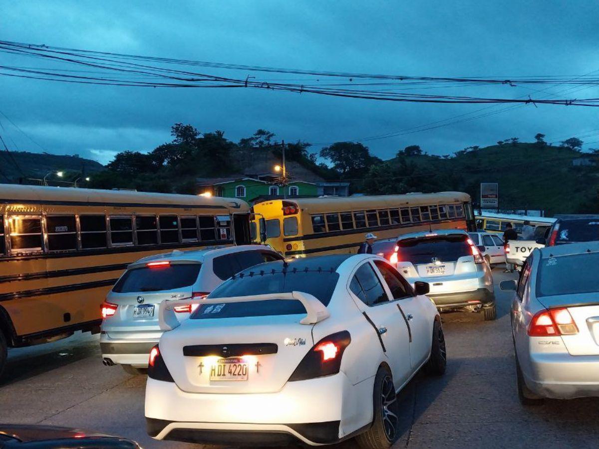 El aparatoso accidente ha ocasionado un auténtico caos vehicular en la conflictiva arteria vial de la capital.