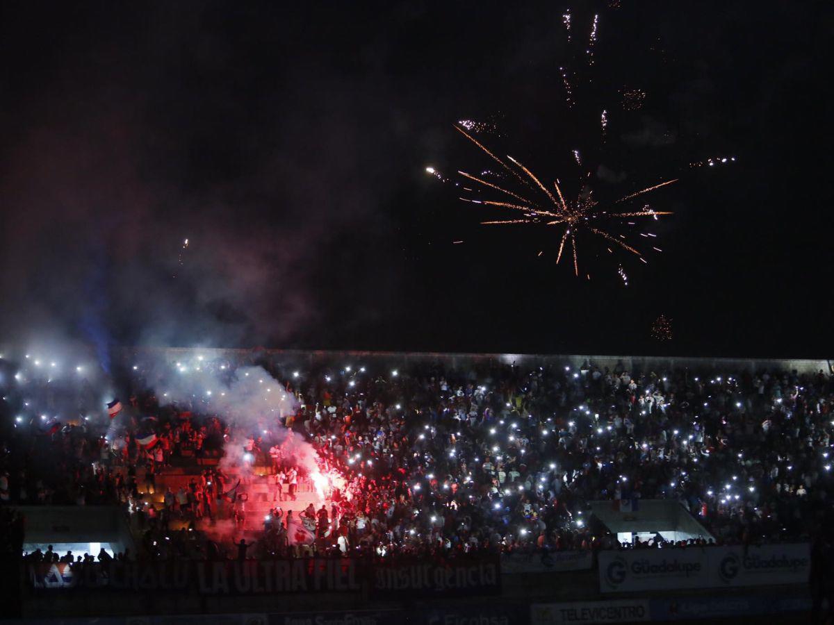 En medio del apagón, la barra del Olimpia encendió los fuegos artificiales.